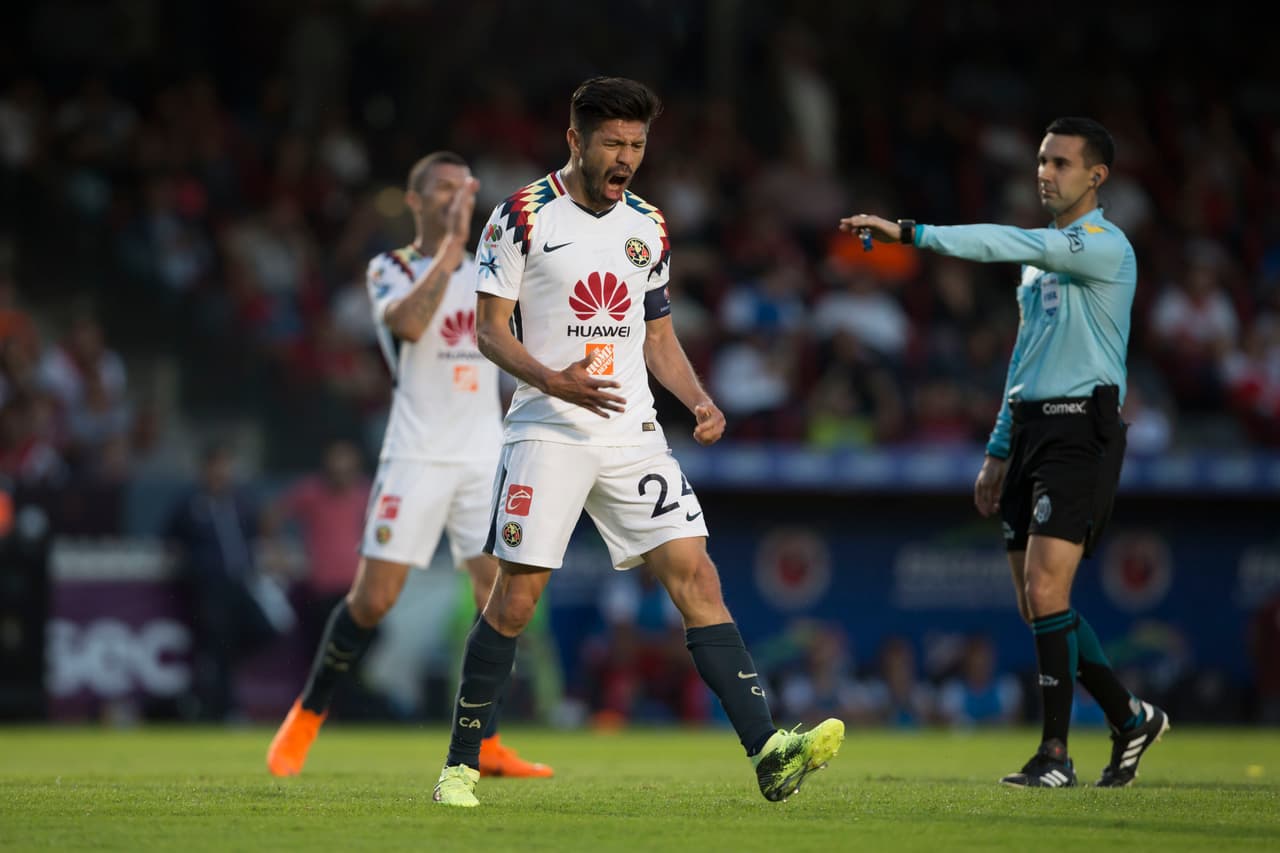 Sobre el minuto 12, la primera clara del partido la tuvo Oribe Peralta con un rebote que dejó la defensa, pero su remate se fue por encima.