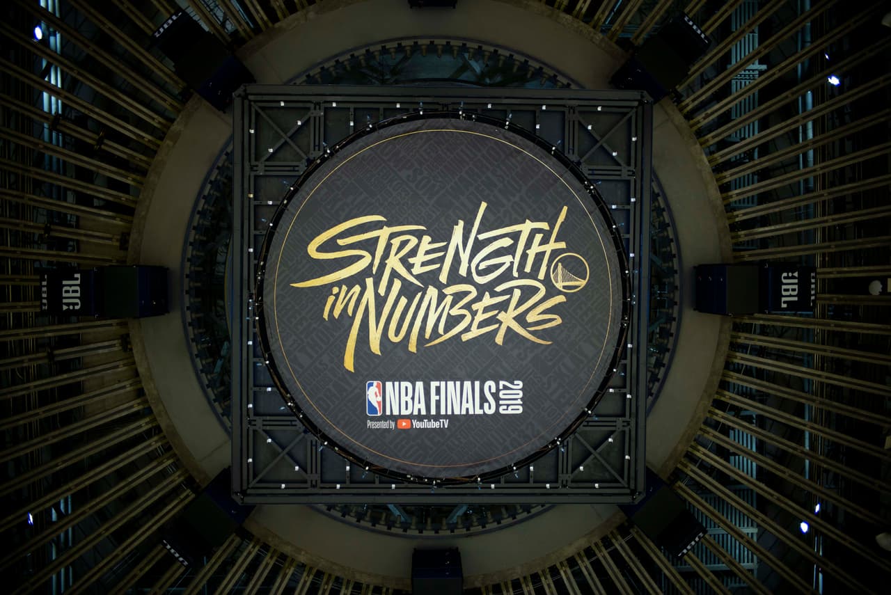 Los jugadores de Raptors y Warriors llegaron a Oracle Arena para la disputa del Juego 6 de las Finales NBA. Toronto busca destapar la champaña en patio ajeno y Golden State vivir un día más. Es el último partido NBA en la historia de Oracle Arena, en Oakland, ya que la temporada entrante el equipo se mudará al moderno Chase Center en San Francisco. Por ese motivo los aficionados acudieron a despedirse de la que ha sido su casa por más de cinco décadas.