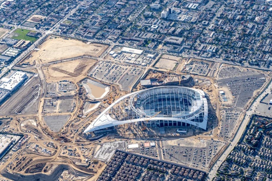 Casi listo el nuevo estadio de los equipos de la NFL de Los Ángeles, Rams y Chargers. Con una inversión de casi 5 mil millones de dólares, estará listo para abrir sus puertas a los aficionados del futbol americano en marzo.