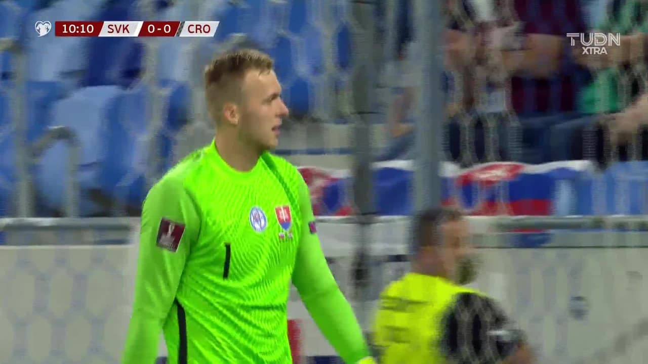 ¡CERCA! Mislav Orsic disparó que se estrella en el poste.