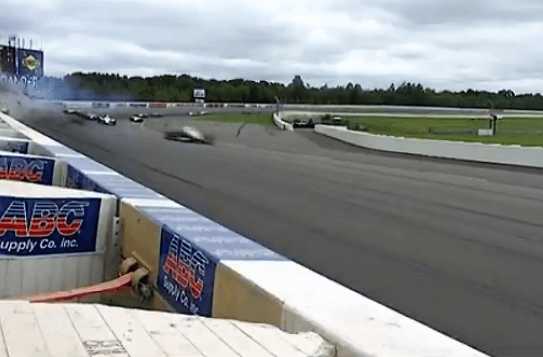 El monoplaza del piloto canadiense comienza a levantarse todavía más y conjuntamente, con la velocidad que llevaba, más el empuje del otro auto, ya el bólido estaba fuera de control.