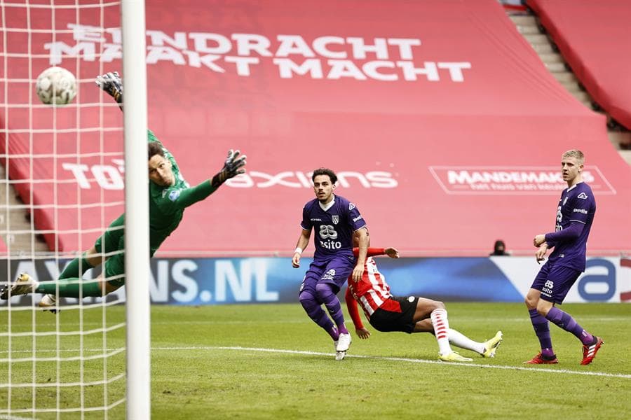 Con goles de Donyell Malen, Denzel Dumfries y Mohammed Ihattaren, el PSV se impone 3-0 ante el Heracles Almelo, en el Estadio Phillips, durante la Jornada 28 en la Eredivisie. El mexicano Erick Gutiérrez, a pesar de ser convocado, no tuvo minutos durante el encuentro.