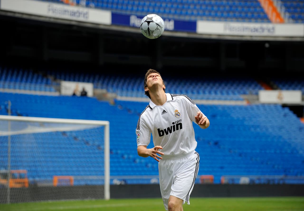 El holandés Klaas-Jan Huntelaar llegó a sus 25 años para la temporada 2008/09 como la esperanza goleadora de Real Madrid, pero en 20 partidos anotó 8 goles y salió en 2009 a Milán. Es uno de los jugadores activos con más goles en el mundo.