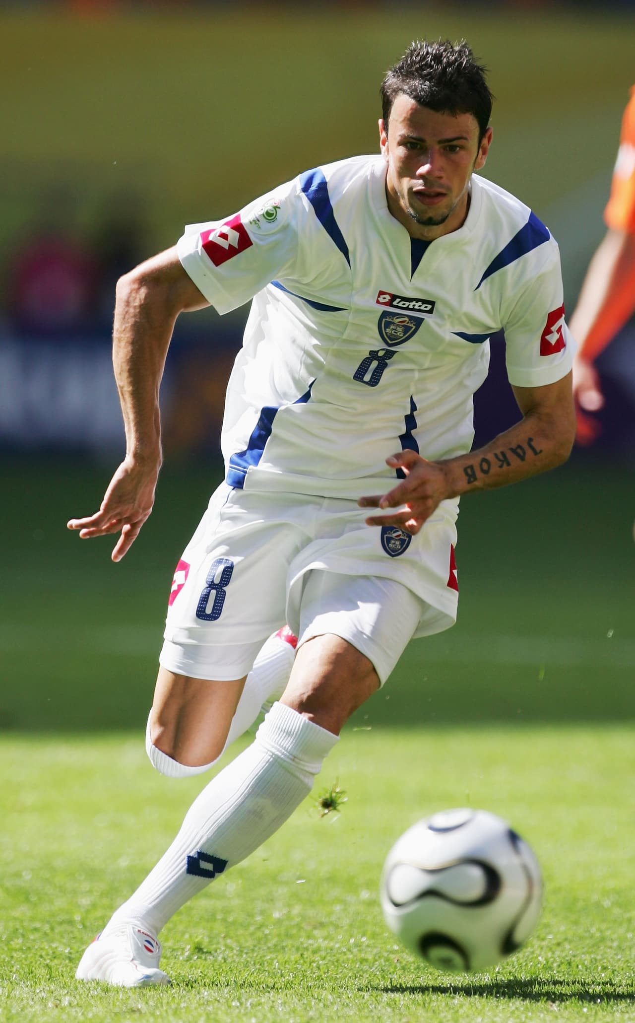 Los balcánicos contaban con el goleador del PSV Eindhoven, Mateja Kezman,
<b>quien después fue un mal fichaje del Chelsea y del Atlético de Madrid.</b>