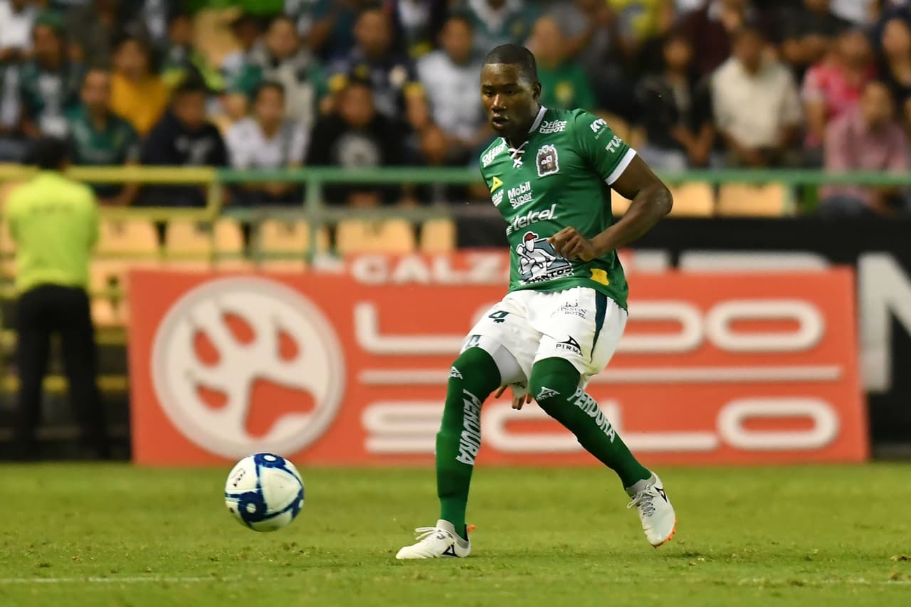 León recupera a Andrés Mosquera y lo convoca ante Puebla