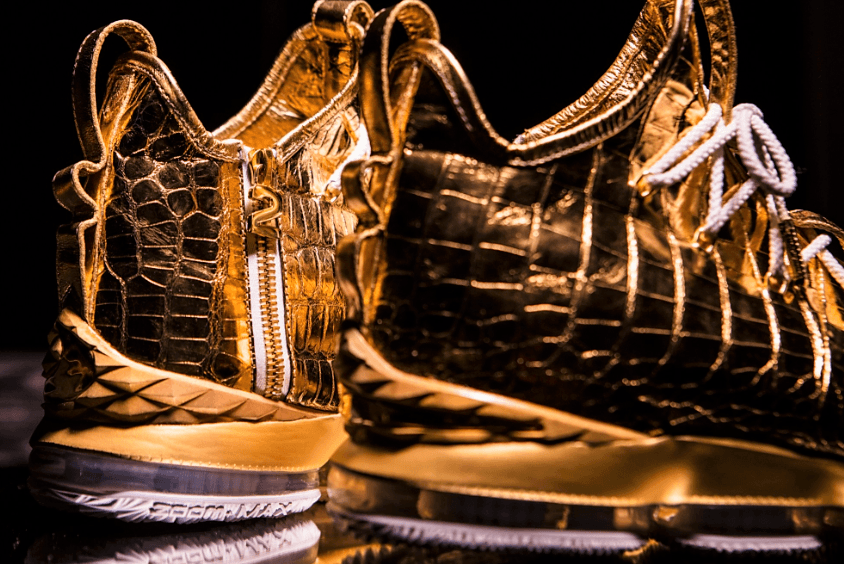 Si este par de tenis no fuera lo suficientemente especial, a LeBron también se le regaló un dije que hacía juego con su logo de cabeza de león hecho de 27 gramos de oro sólido de 18 quilates.