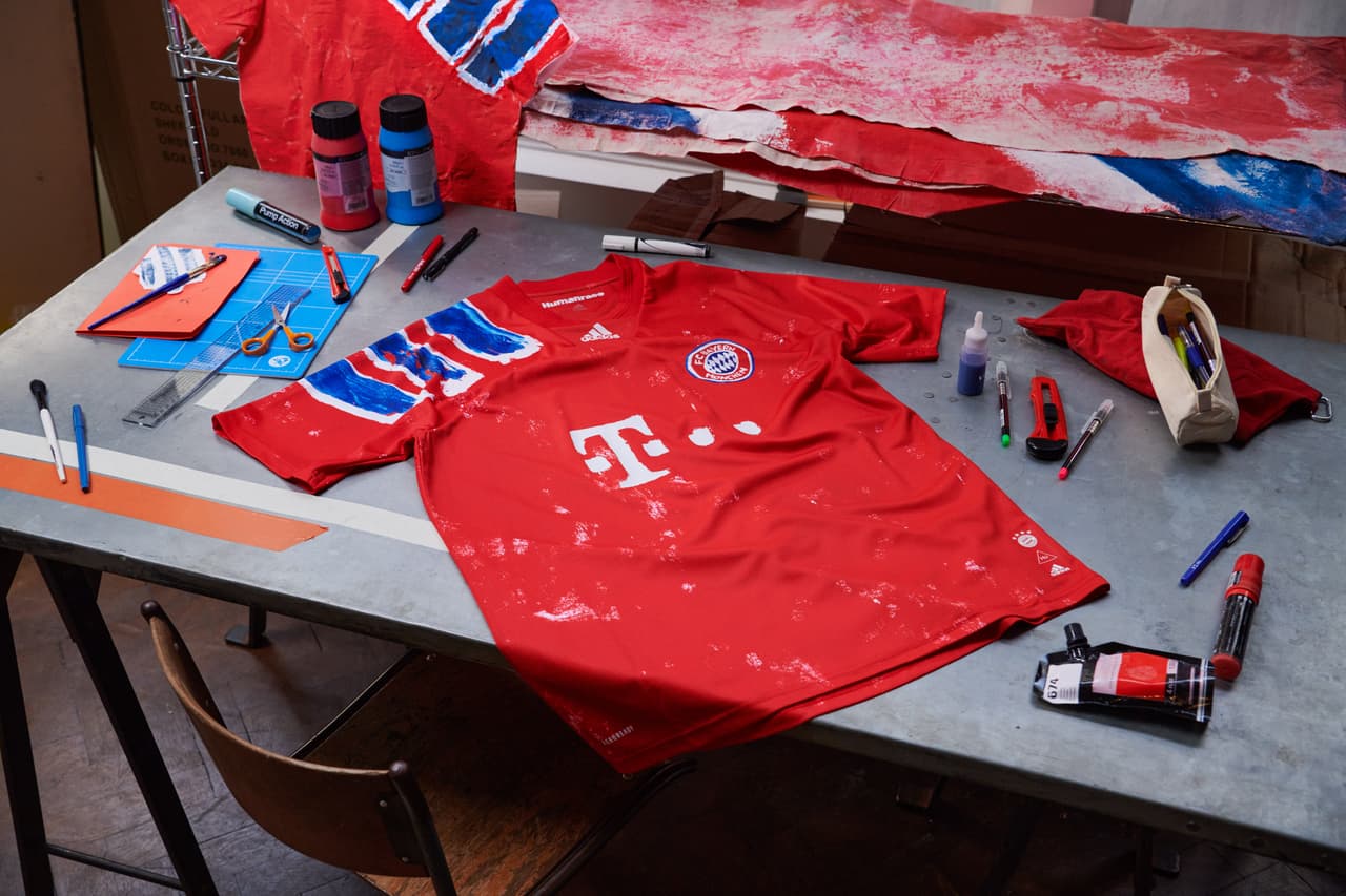 Cada camiseta está pintada a mano en un formato artístico tradicional. Pharrell trabajó en colaboración con el equipo de diseño de adidas para crear camisetas de élite, con lo mejor de la tecnología.