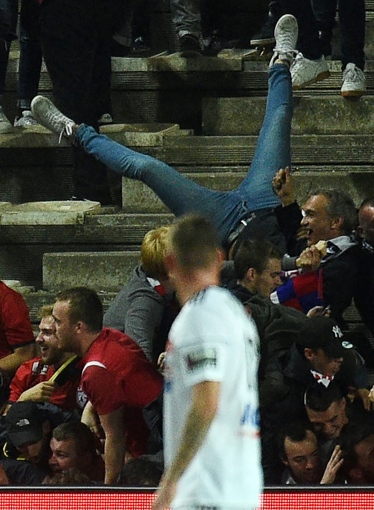 Se vivieron momentos de pánico en el estadio del Amiens, mientras los jugadores observaban incrédulos.