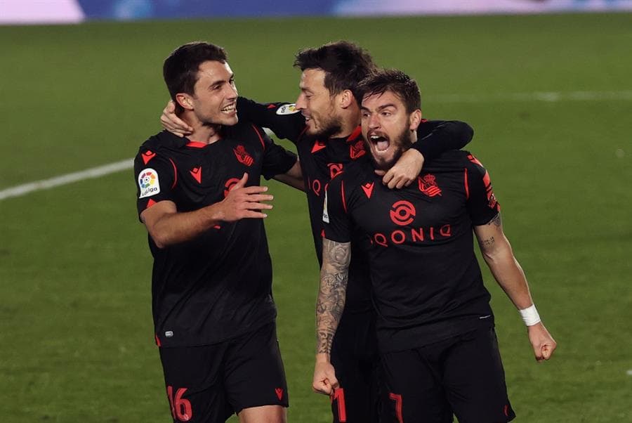 Real Madrid logra hacer empate ante la Real Sociedad y quedar 1-1. Los Txuri-urdines se pusieron arriba al minuto 55 con gol de Portu, pero fue ya al filo del partido, en el minuto 89, cuando Vinicius le dio al cuadro merengue un respiro e igualó el marcador para repartirse puntos en el cierre de la Jornada 25 de LaLiga.