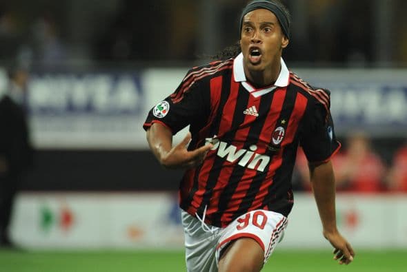 Los éxitos siguieron en Italia con el AC Milán; el astro amazónico logró ganar con los rossoneros una Serie A en el 2011 pese a su baja de juego y constantes críticas por su estado físico.