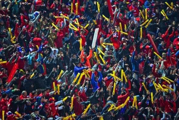 Chile y Perú jugaron un partido lleno de emociones que claisificó a los chilenos a la final, pero en las gradas se jugó otro partido muy intenso, ¿quién crees que lo ganó?