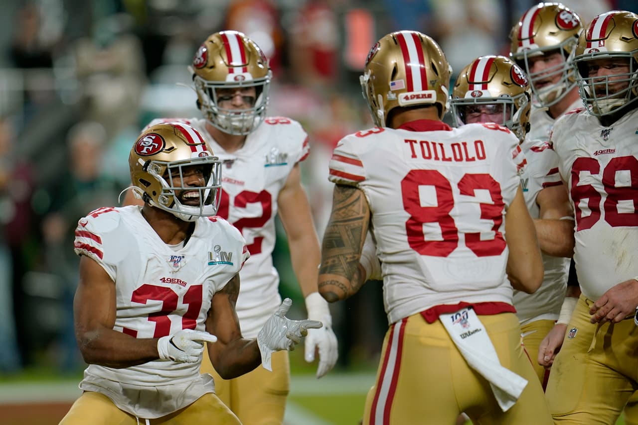 <b>2.- San Francisco 49ers (#2 según NFL)</b>
<br>- Subcampeones del Super Bowl LIV
<br>- Eterno equipo amado en México y todos sus aficionados tienen sed de revancha tras la derrota ante Chiefs por el Vince Lombardi.
<br>- No sufrieron grandes bajas en la agencia libre, a pesar de la salida de Emanuel Sanders.
<br>- El equipo sigue optando por la defensiva como su fortaleza principal, misma que los colocó en el Super Bowl.