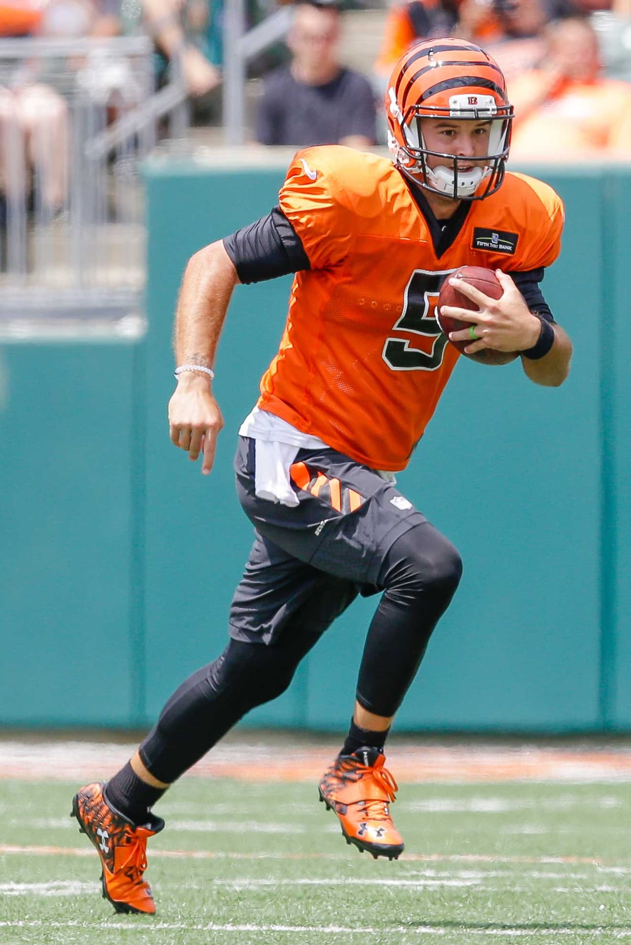 Los Bengals designaron a A.J. McCarron como su segundo QB al cortar a Josh Johnson