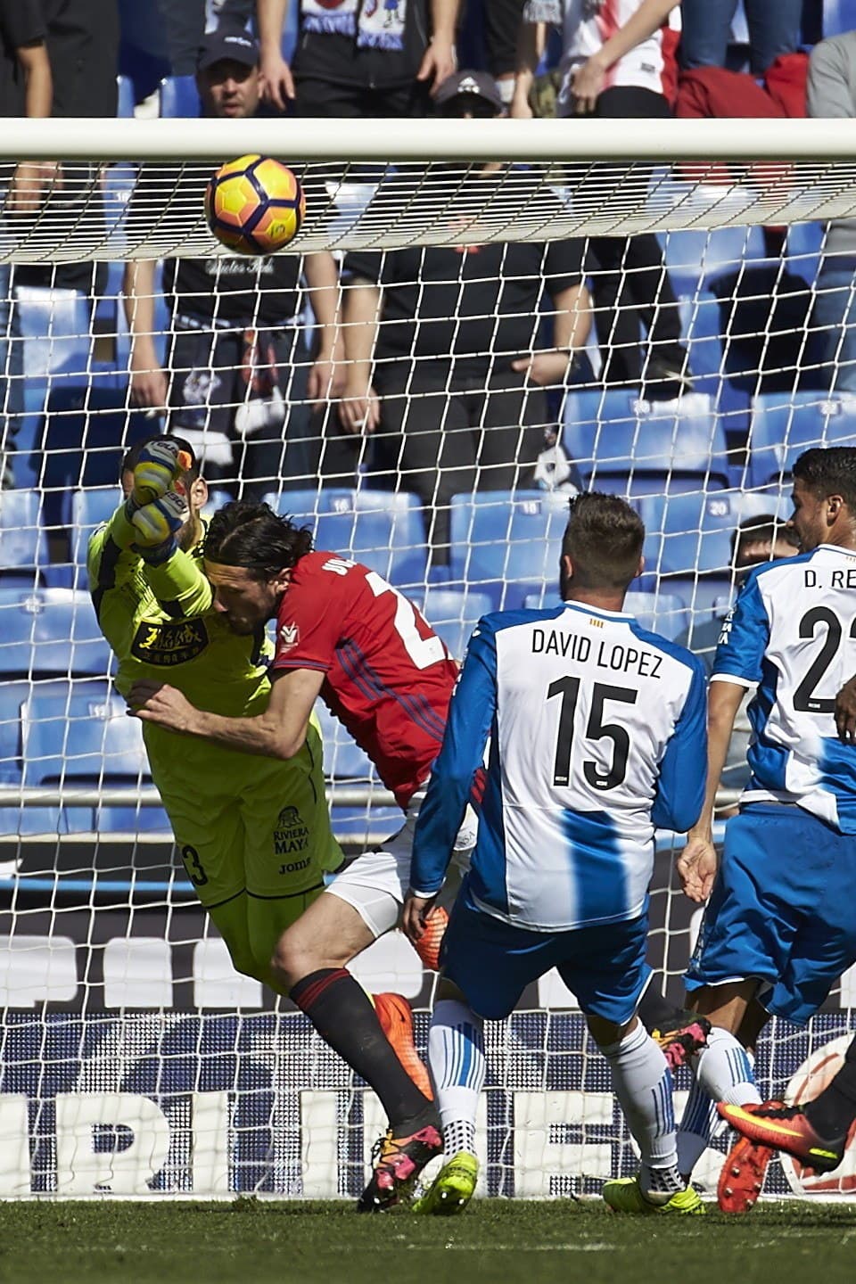 Embestida del defensa Nikola Vujadinovic (Osasuna) al portero del Espanyol Diego López en una jugada a balón detenido.