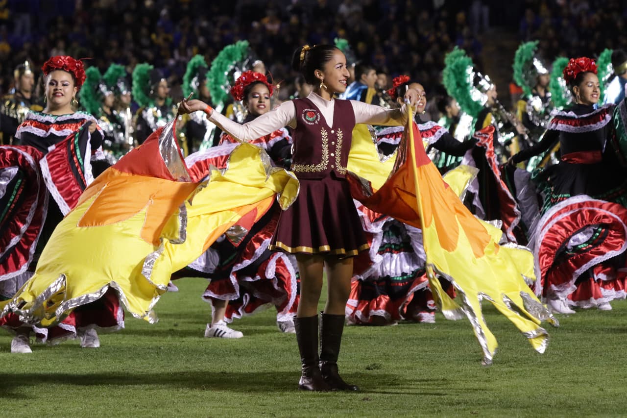 La Marching Band de Jalapa, Veracruz, honró las tradiciones mexicanas en el espectáculo previo al partido.