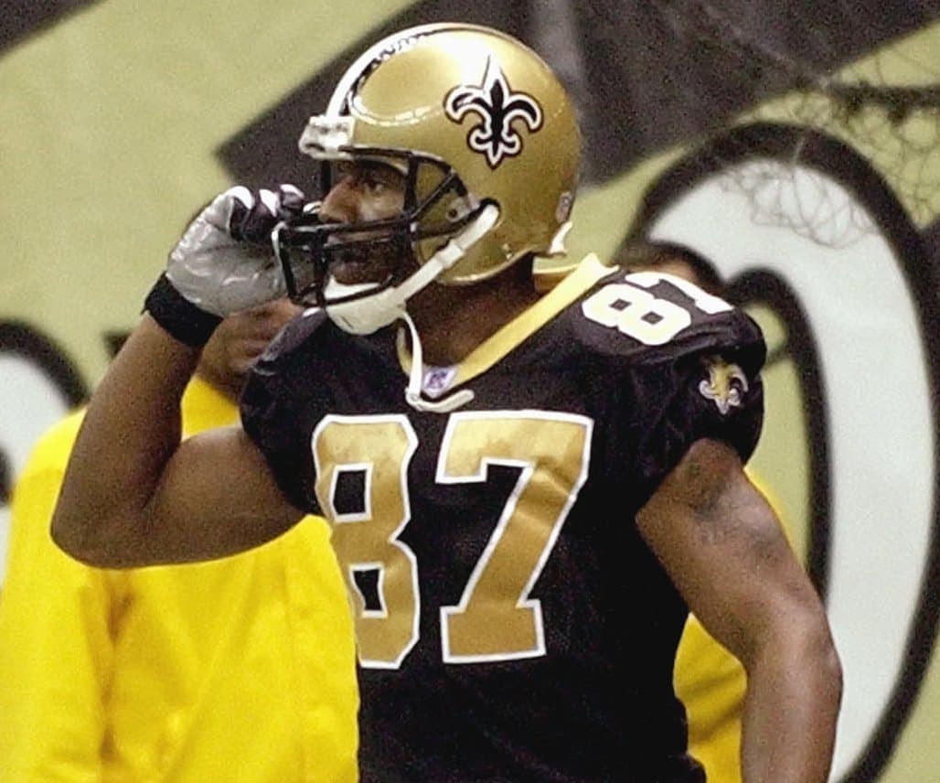 Siguiendo con las polémicas, tenemos a Joe Horn de los Nueva Orleans Saints, el receptor en 2008 celebró sacando un celular de debajo de la protección del poste en la zona de anotación y fingió hablar por el mismo.
<br>