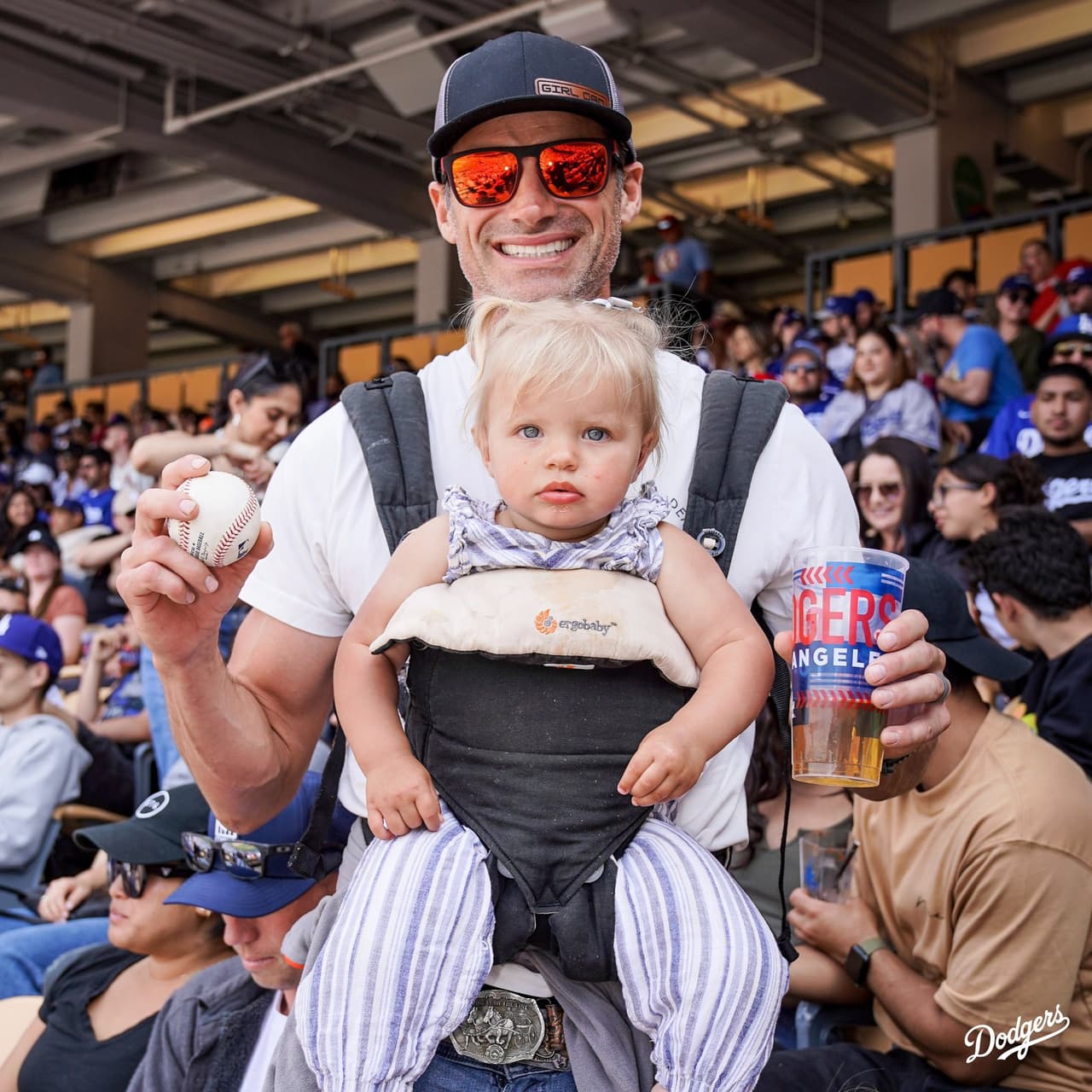 ¡La bola se va, se va, y no se fue! Aficionado logra atrapada espectacular durante partido de béisbol de los Dodgers de Los Ángeles 