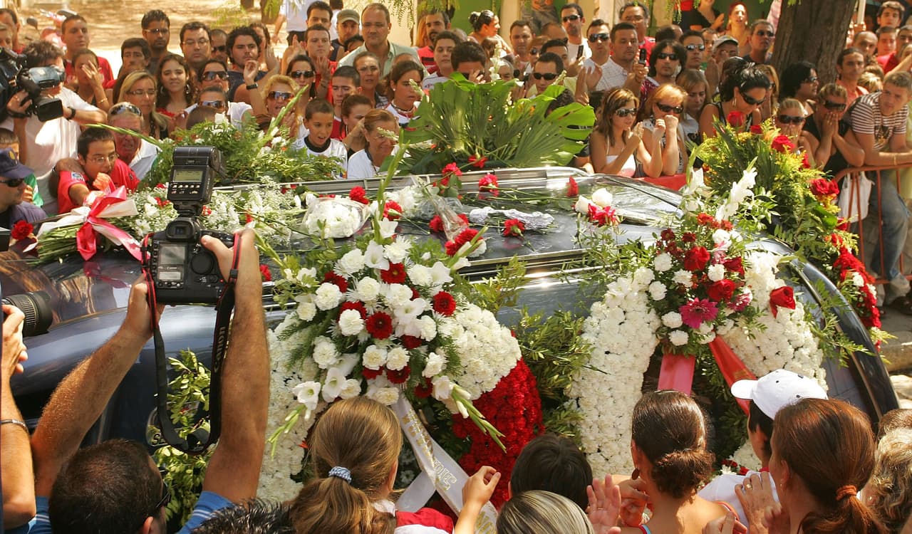 Gábor Zsiborázs. Sufrió un derrame cerebral durante un entrenamiento. El portero de la selección húngara pasó una semana en coma y falleció el 7 de septiembre de 1993.