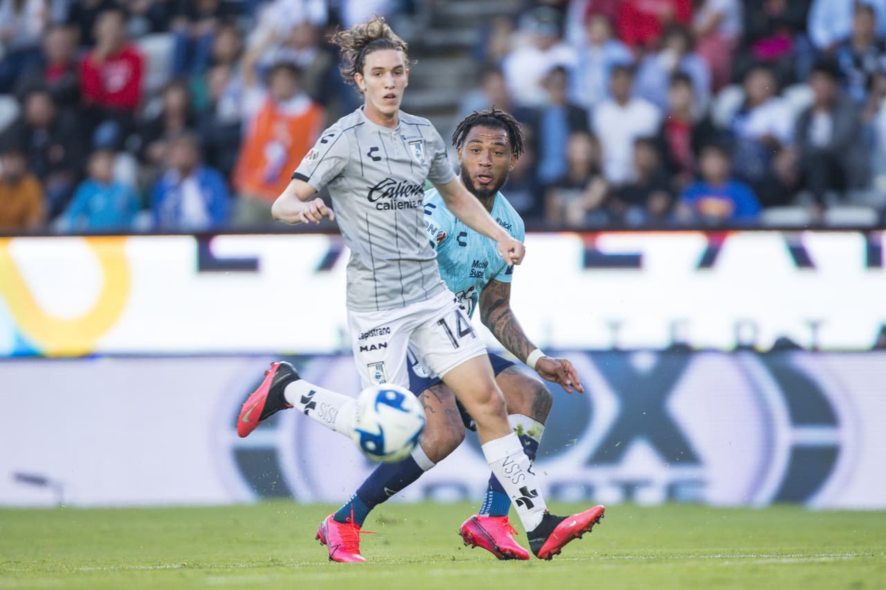 Marcel Ruíz hace su labor defensiva y corta el servicio del jugador de Pachuca.