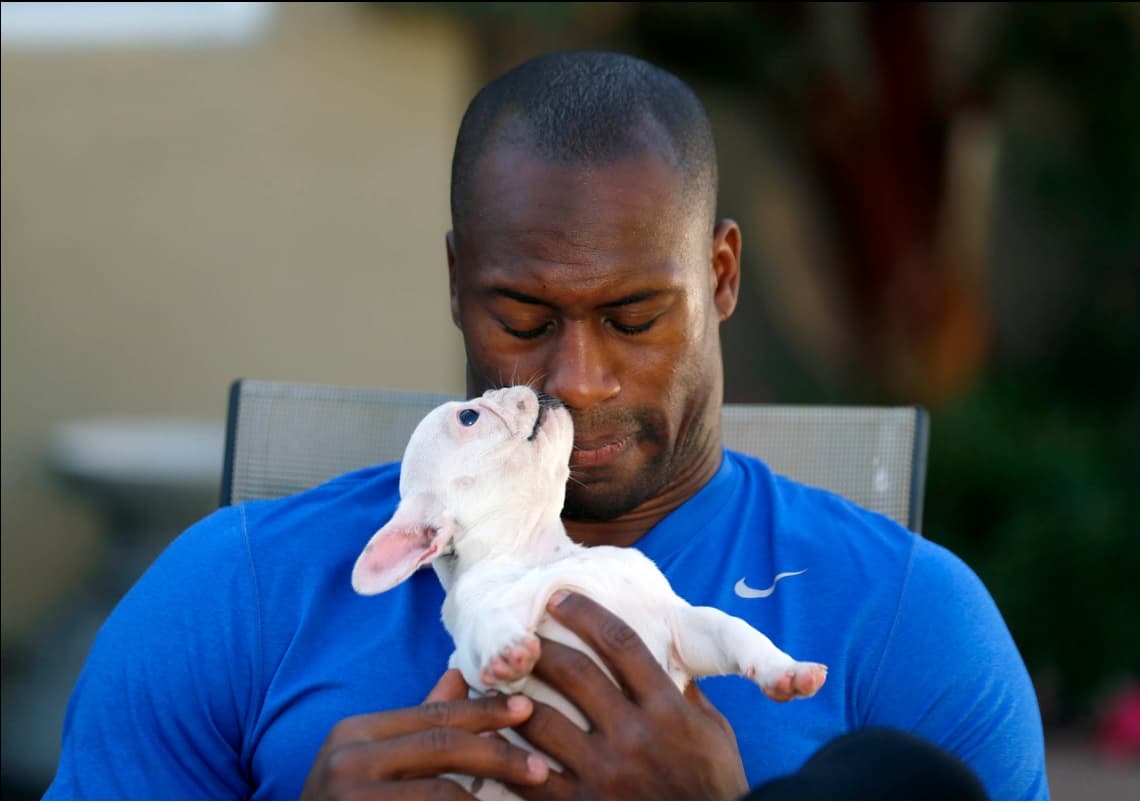 Este cachorrito es tan tierno que el ala cerrada de los Washington Redskins de la NFL, 
<b>VERNON DAVIS</b>, deja que le de besos.