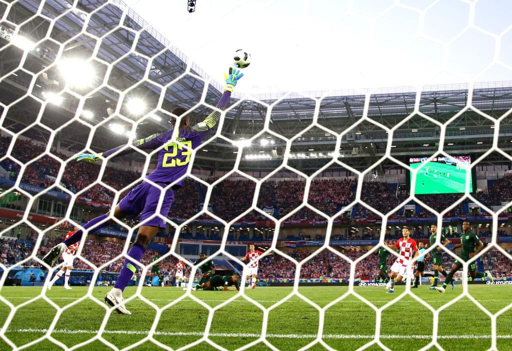 Aquí una de las intentonas del equipo europeo, una atajada que hizo atinadamente el joven portero nigeriano, Francis Uzoho, de apenas 19 años de edad.