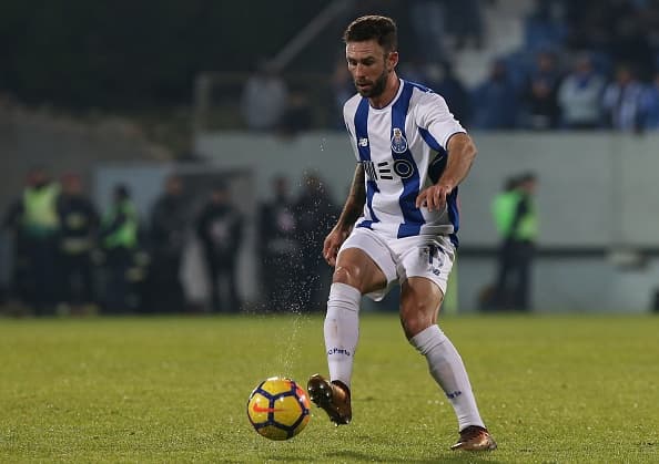 El futbolista mexicano podría coincidir con Andrés Guardado en el Betis.