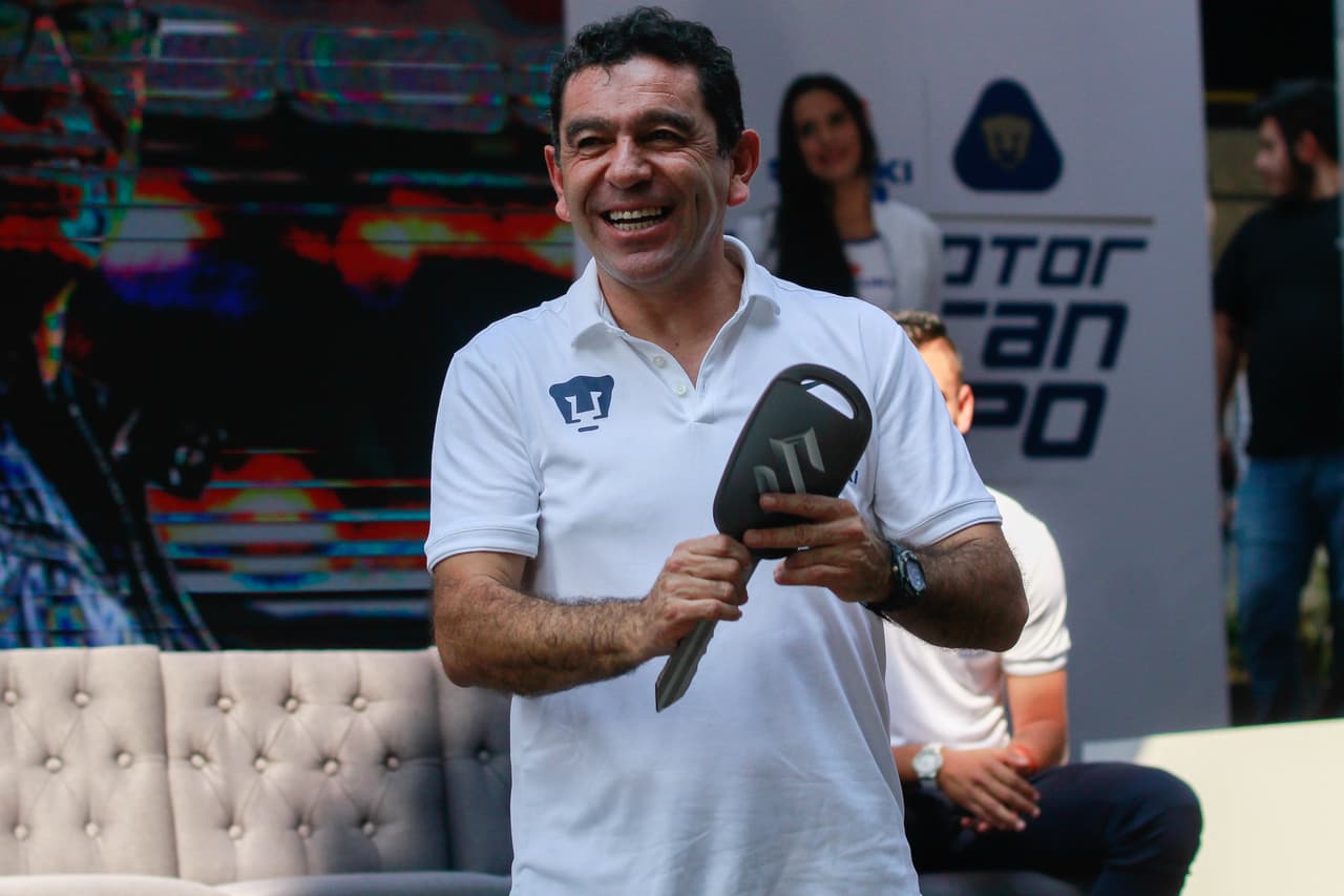 Los miembros de Pumas UNAM recibieron en la Cantera de su marca patrocinadora Suzuki vehículos de la misma gama de colores gris, blanco y rojo, a excepción del DT que recibió uno sport.