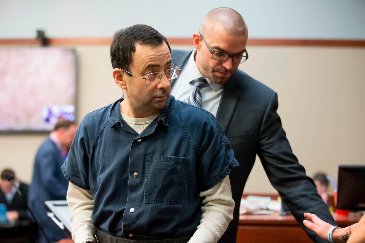 Gimnastas preguntan a exmédico que abusó de ellas: "¿Está arrepentido?"