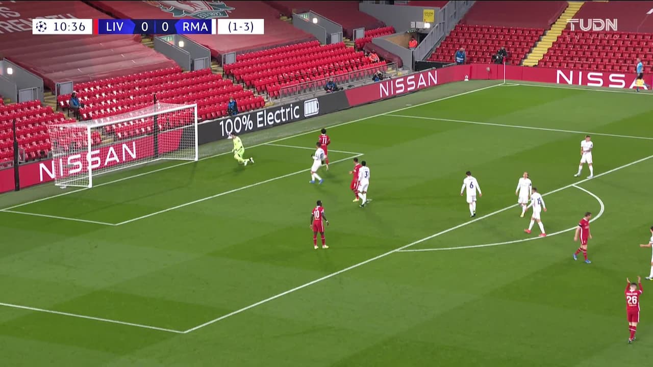 ¡TIRO ATAJADO! disparo por James Milner.