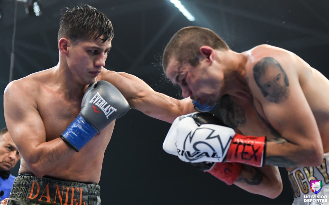 En la pelea coestelar de la noche, el campeonato supergallo de la Asociación Mundial de Boxeo (AMB), Daniel Roman le quitó el invicto al mexicano Moisés 'Chucky' Flores por amplia decisión unánime. Las tarjetas fueron de 116-112, 118-110 y 120-108 para el campeón.