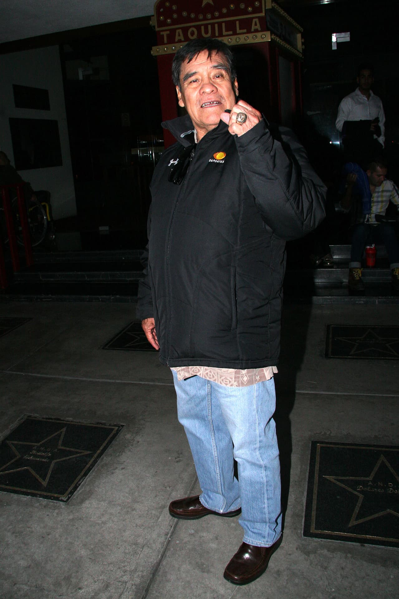 Sin embargo, los excesos y la mala administración de su fortuna, tienen al ‘
<b>Púas</b>’ hoy en día en una situación complicada y hasta ha buscado vender sus cinturones para así tener dinero y cuidar de su salud.