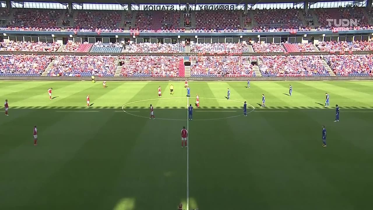 Arranca el partido y la pelota está en juego.