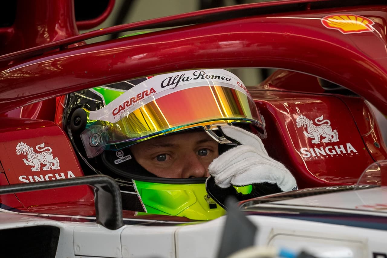 Después de si primer acercamiento con la Fórmula 1, manejando el auto Ferrari de Sebastian Vettel, este miércoles Mick Schumacher volvió a montarse a un auto de la categoría. Esta vez, en el mismo circuito de Bahréin, el hijo del histórico Michael manejó uno de los coches de Alfa Romeo llegando incluso a estar entre los tres mejores tiempos.