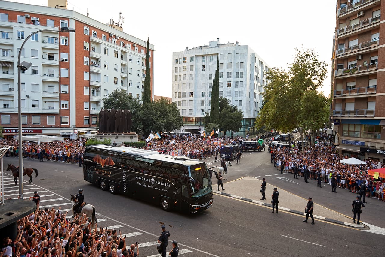 Las calles en los alrededores del estadio valenciano estaban repletas de aficionados.