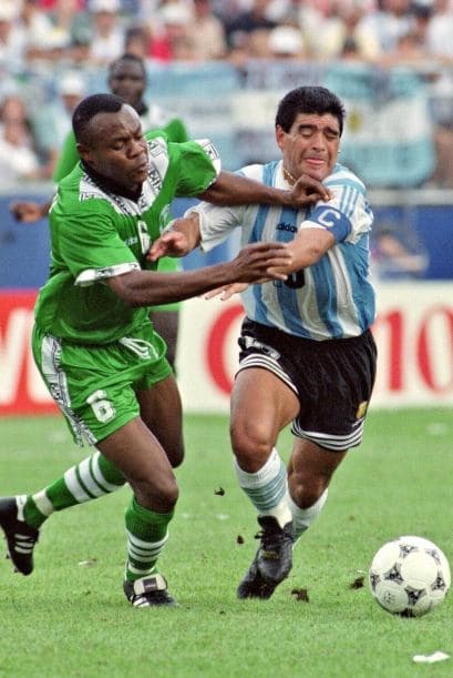 Tras una suspensión de 15 meses en 1991 por dopaje con el Nápoles, el astro argentino Diego Armando Maradona regresó a la actividad y con el tiempo fue parte de la nómina de la selección de Argentina que disputó el Mundial de Estados Unidos 1994. Tras el segundo juego contra Nigeria fue sorteado para el examen antidoping y resultó positivo de efedrina, norefedrina, seudoefedrina, norseudoefedrina y metaefedrina. Volvió a ser suspendido 15 meses y fue el inicio del fin de su carrera.