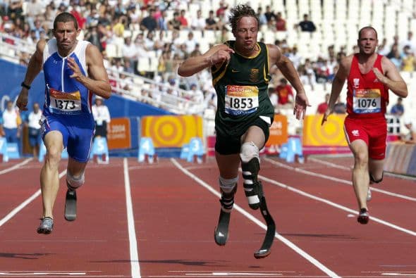 El sudafricano compitió en todo tipo de deportes incluyendo Rugby y lucha grecorromana. Sin embargo, a los 18 años y tras una lesión de rodilla, Pistorius probó la pista de carreras.