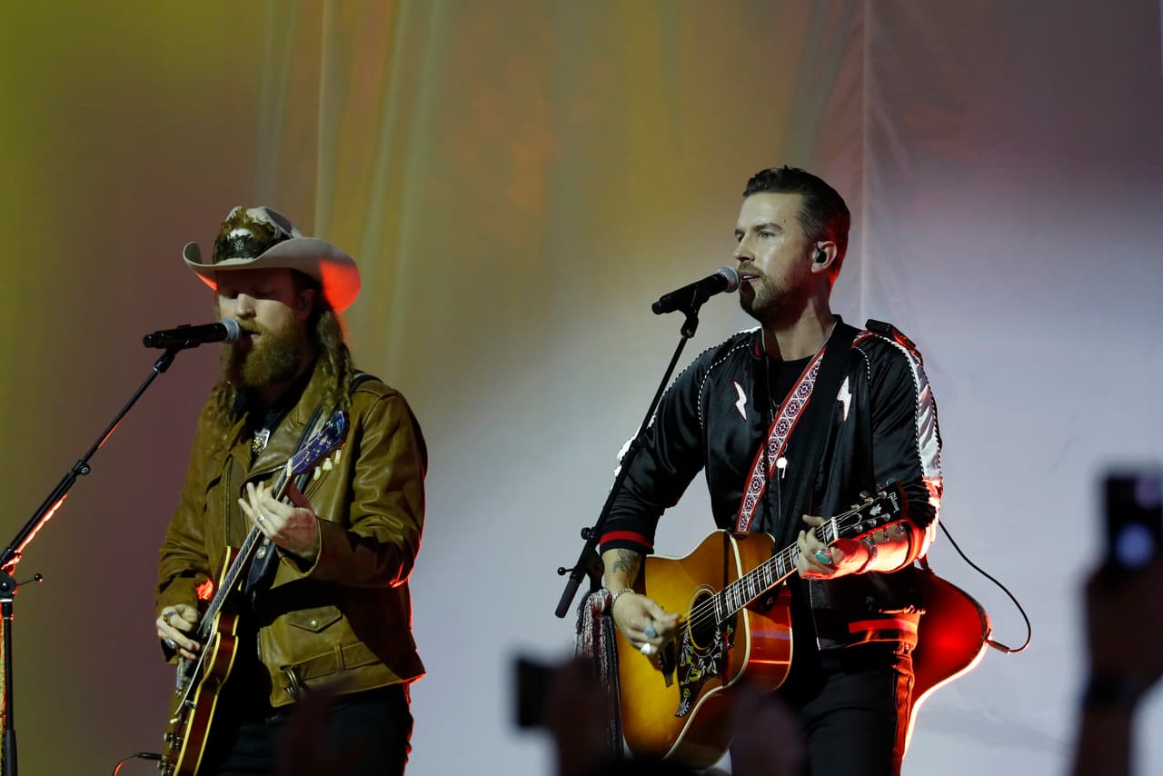 Los hermanos Osborne amenizaron el medio tiempo entre los Detroit Lions y los Chicago Bears.