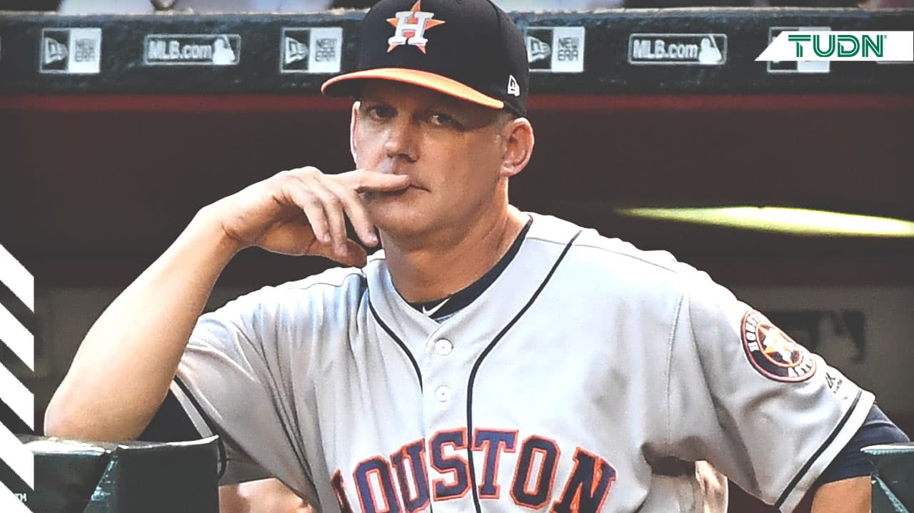 AJ Hinch, manager de los Houston Astros está pensativo en el doughout de su equipo en la segunda entrada mientras jugaban de visita contra los Arizona Diamondbacks en el Chase Field el 4 de mayo de 2018.
<br>