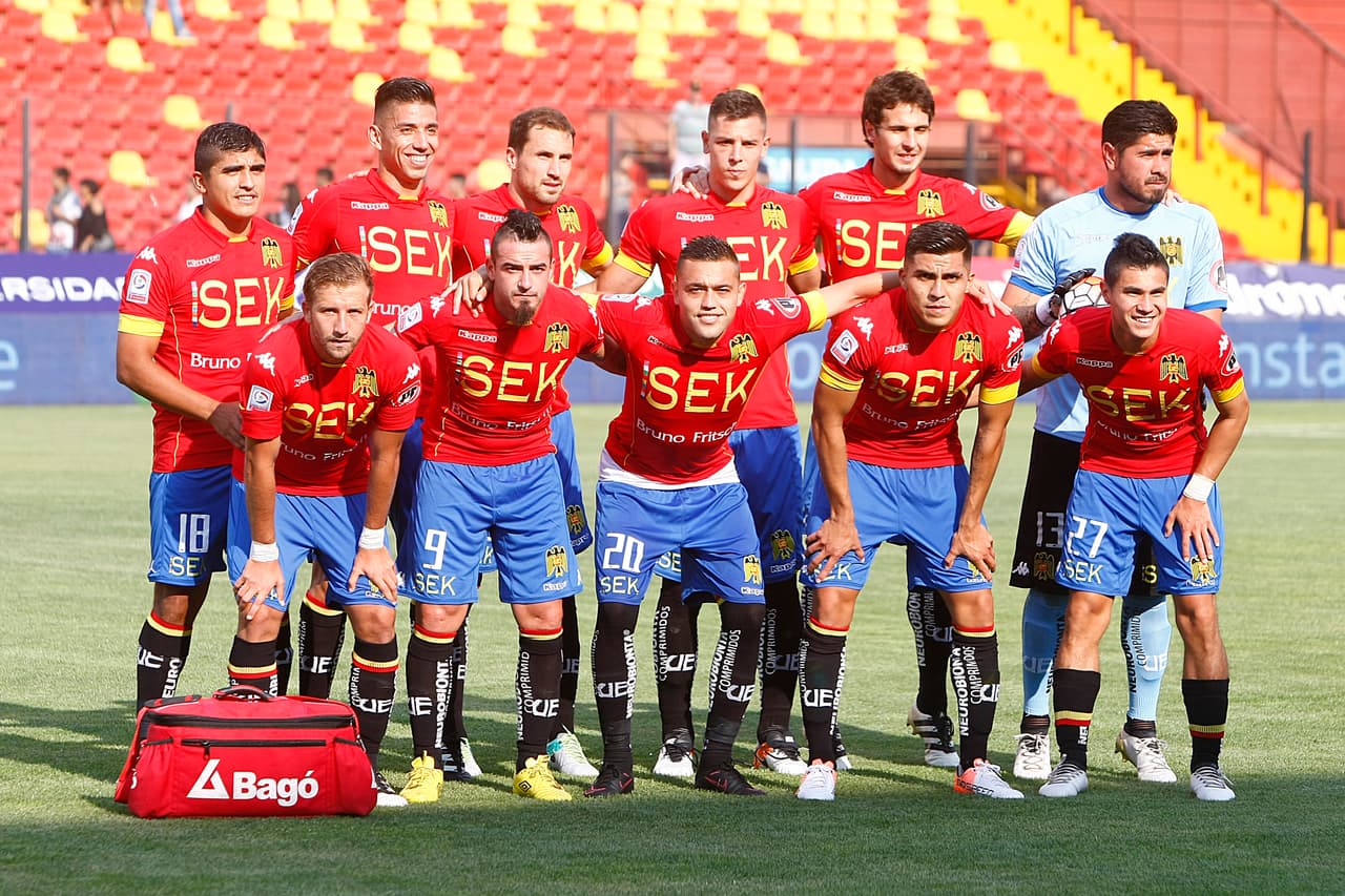 Normalmente, los equipos sin afición suelen ser de reciente fundación. Pero la Unión Española de Chile fue fundada en 1897 y sus partidos de local dan la impresión de haber sido prohibidos al público.