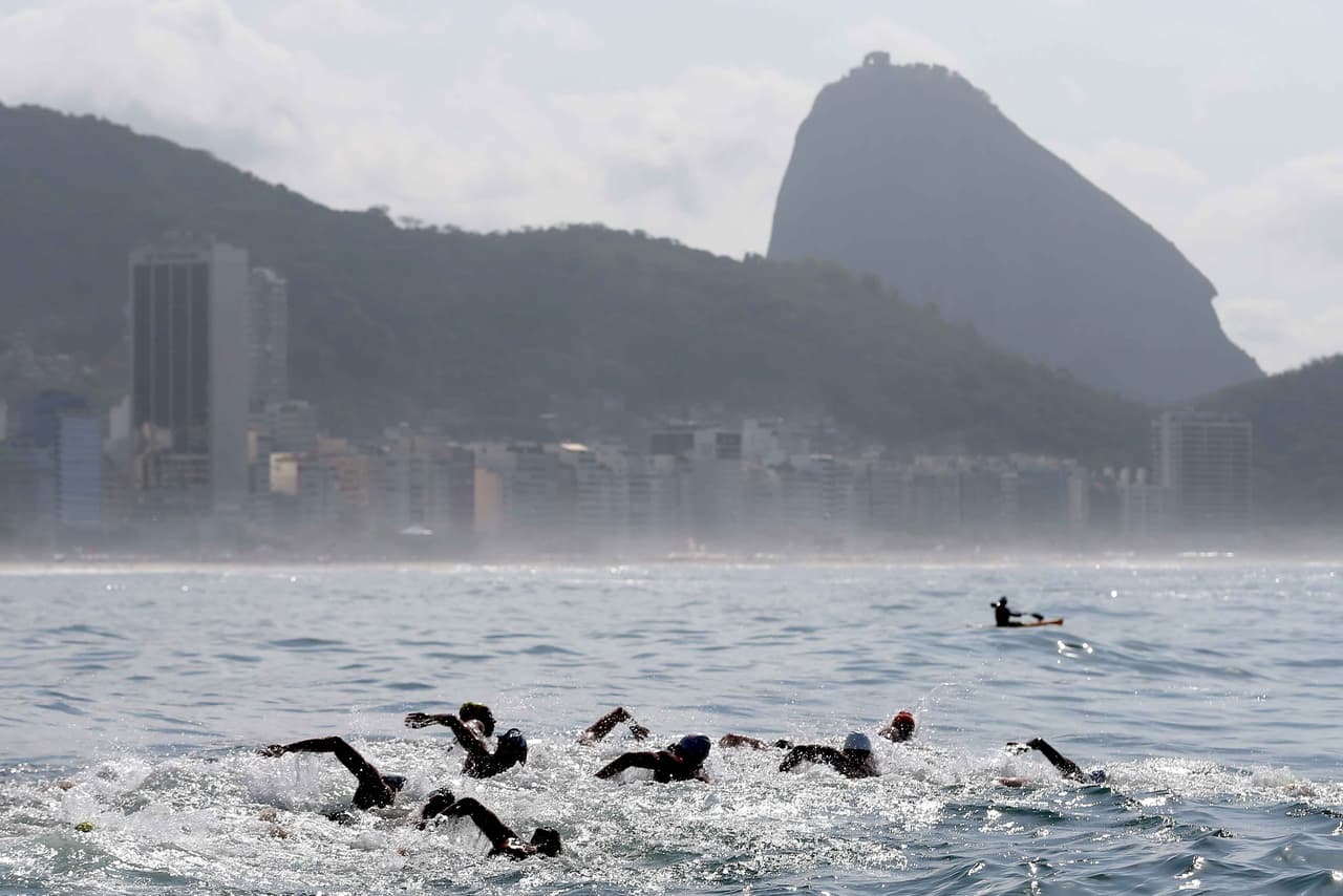 Se hunde en el mar plataforma de Copacabana la estructura de salida de aguas abiertas