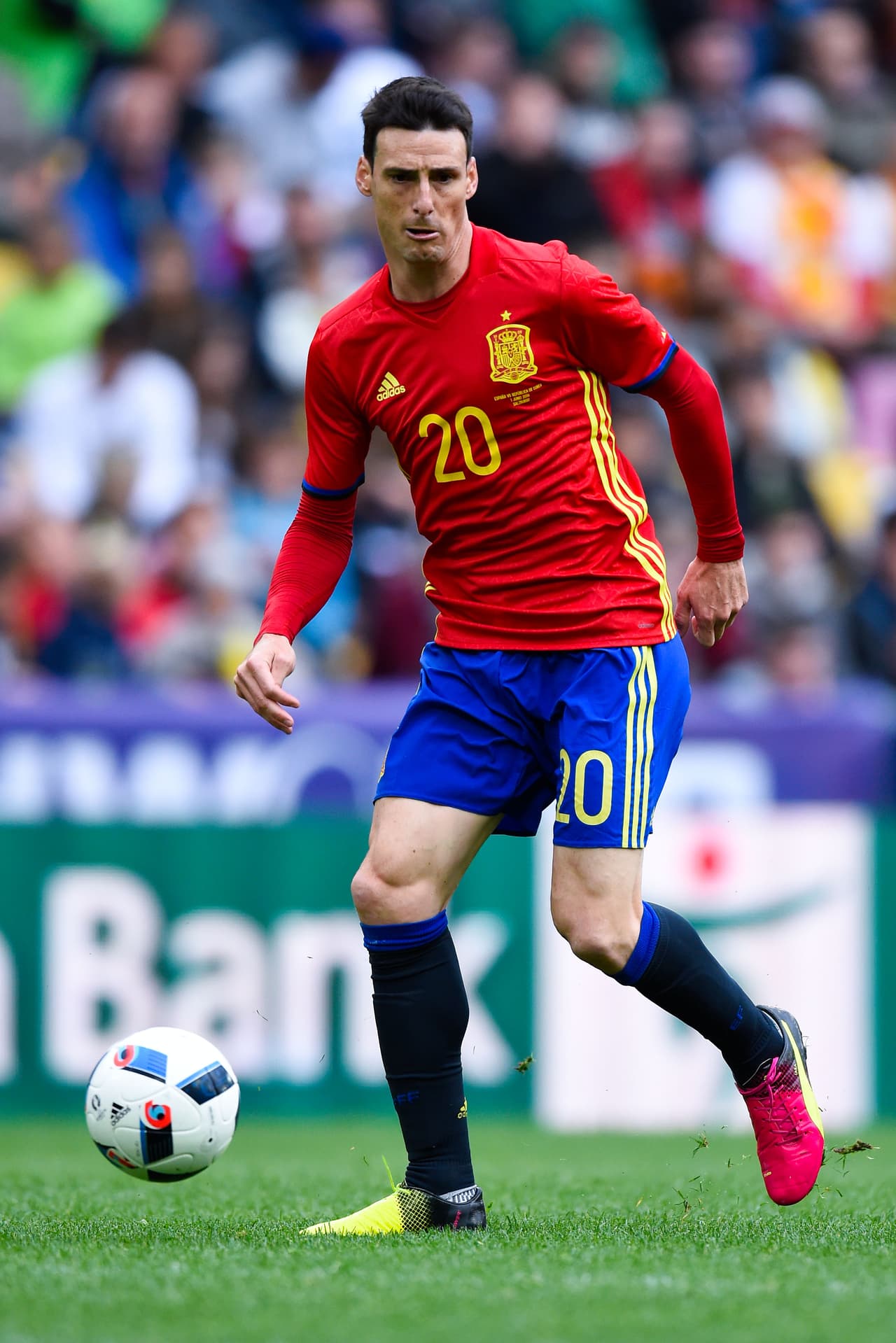 Al final de la temporada 2016, con 35 años, le llegó su premio con la convocatoria por Vicente del Bosque a la Eurocopa de Francia.