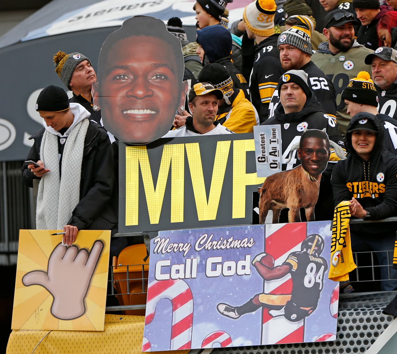 Las animadoras y los fanáticos en múltiples escenarios de la NFL en la jornada 15 vistieron la fiesta del fútbol americano de Navidad con sus atuendos y demás accesorios de las festividades.Las animadoras y los fanáticos en múltiples escenarios de la NFL en la jornada 15 vistieron la fiesta del fútbol americano de Navidad con sus atuendos y demás accesorios de las festividades.