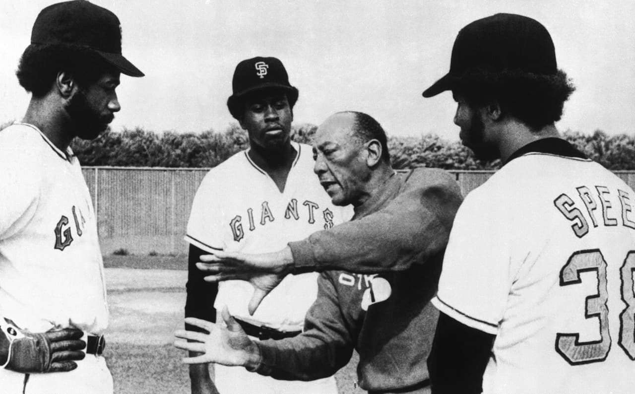 Fuera de las pistas, Owens tuvo en principio una crisis que lo llevó a la bancarrota, pero luego fue designado por el gobierno estadounidense como embajador de buena voluntad.