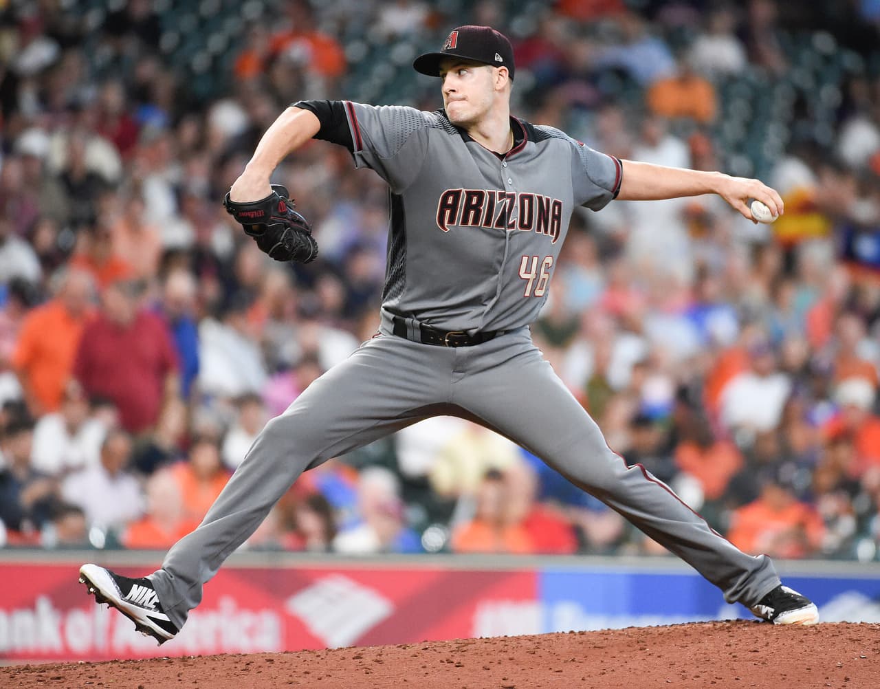 El abridor Patrick Corbin lanza por los Diamondbacks de Arizona.
