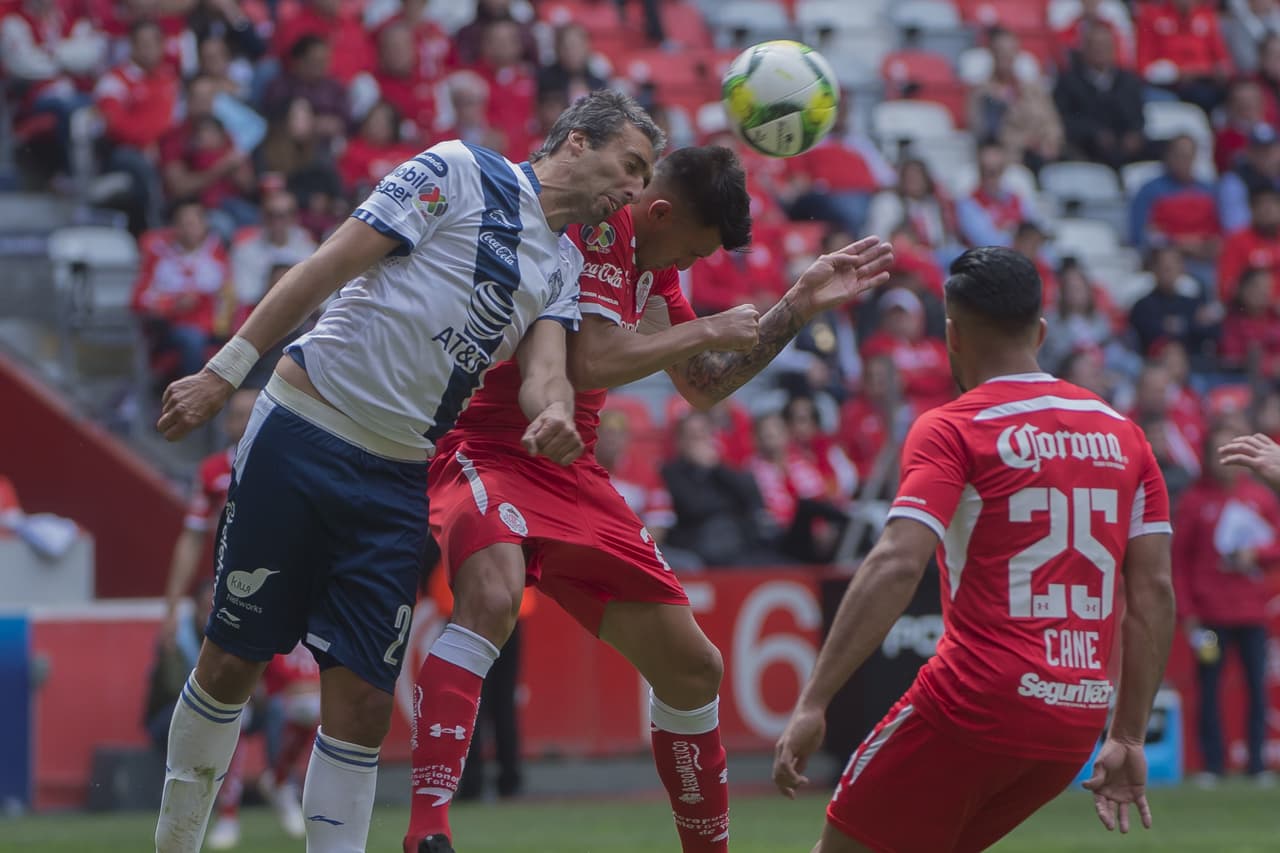 En el primer tiempo el partido fue cerrado y parecía que ambos equipos se irían al descanso con la paridad.