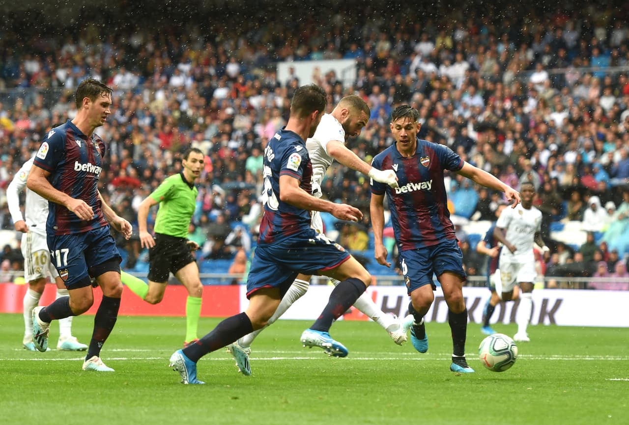 El Real Madrid consumó un gran primer tiempo y vencía 3-0 con doblete de Karim Benzema y uno más de Casemiro pero en la segunda mitad sufrió, recibió goles de Mayoral y Melero, dos ex madridistas, y una atajada de Courtois salvó el posible empate.