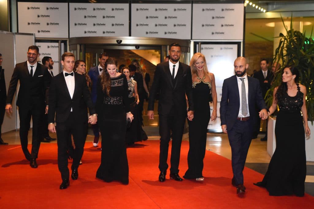 Javier Mascherano (derecha) ocuparía la otra posición de central. Por la banda derecha iría Lucas Biglia (izquierda), lo sentimos Sergio Romero (centro) el arco ya está ocupado.