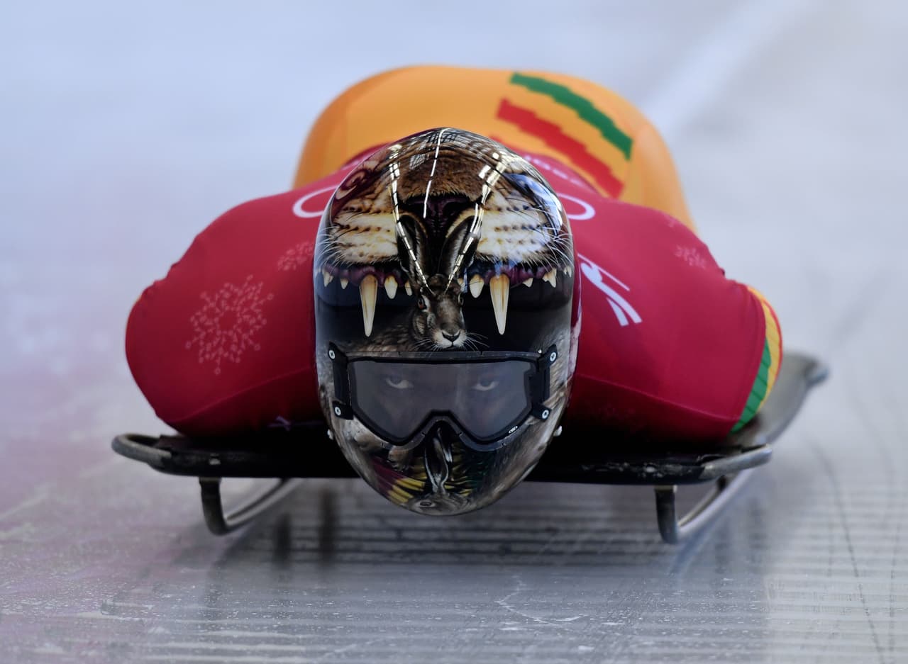 Uno de los atletas más exóticos de esta competencia es el ghanés 
<b>Akwasi Frimpong,</b> quien decidió participar de las justas con un felino en su casco.
