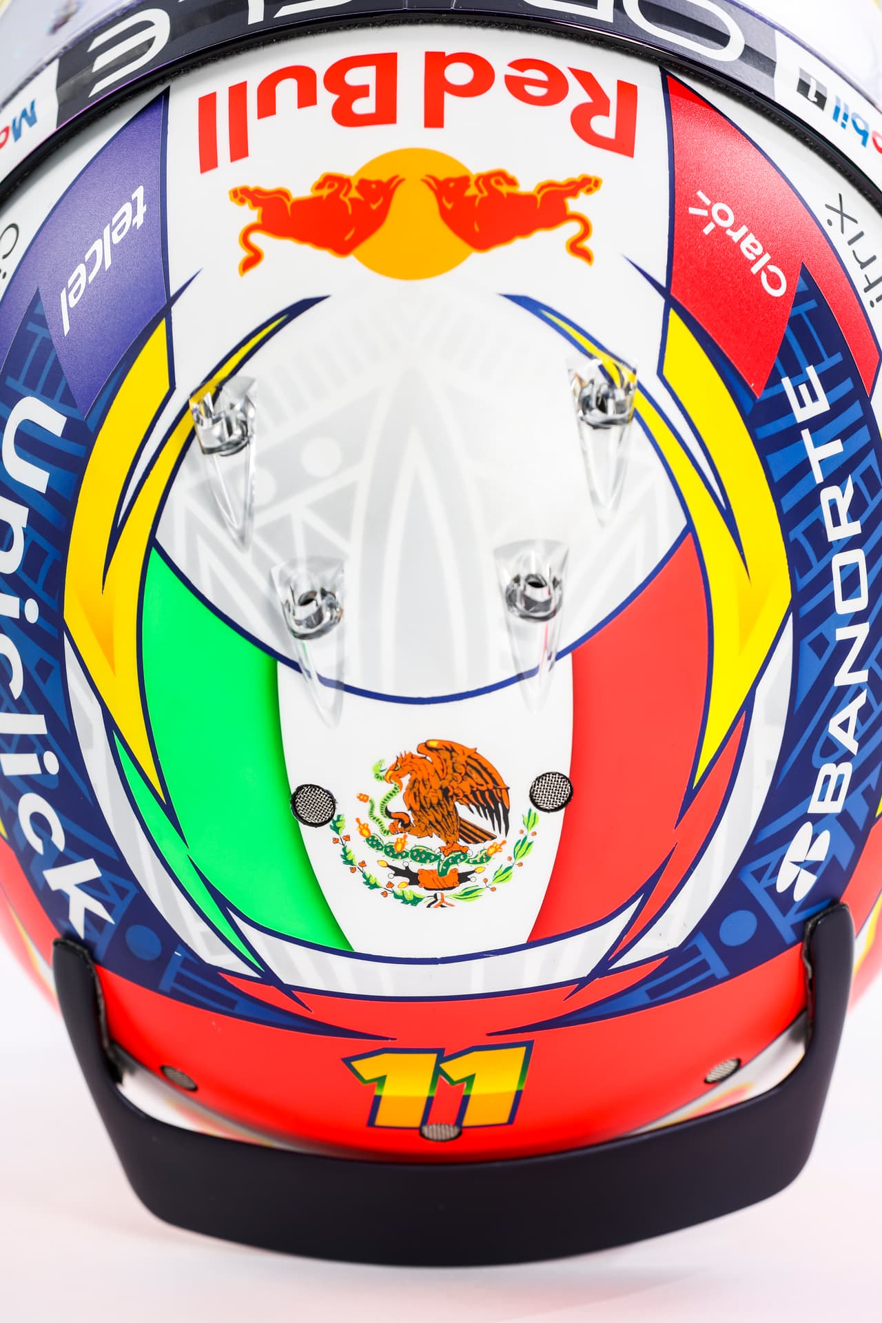 El piloto mexicano Sergio 'Checo' Pérez modelo su nuevo casco, noticia que tardó segundos en darle la vuelta al mundo entero.