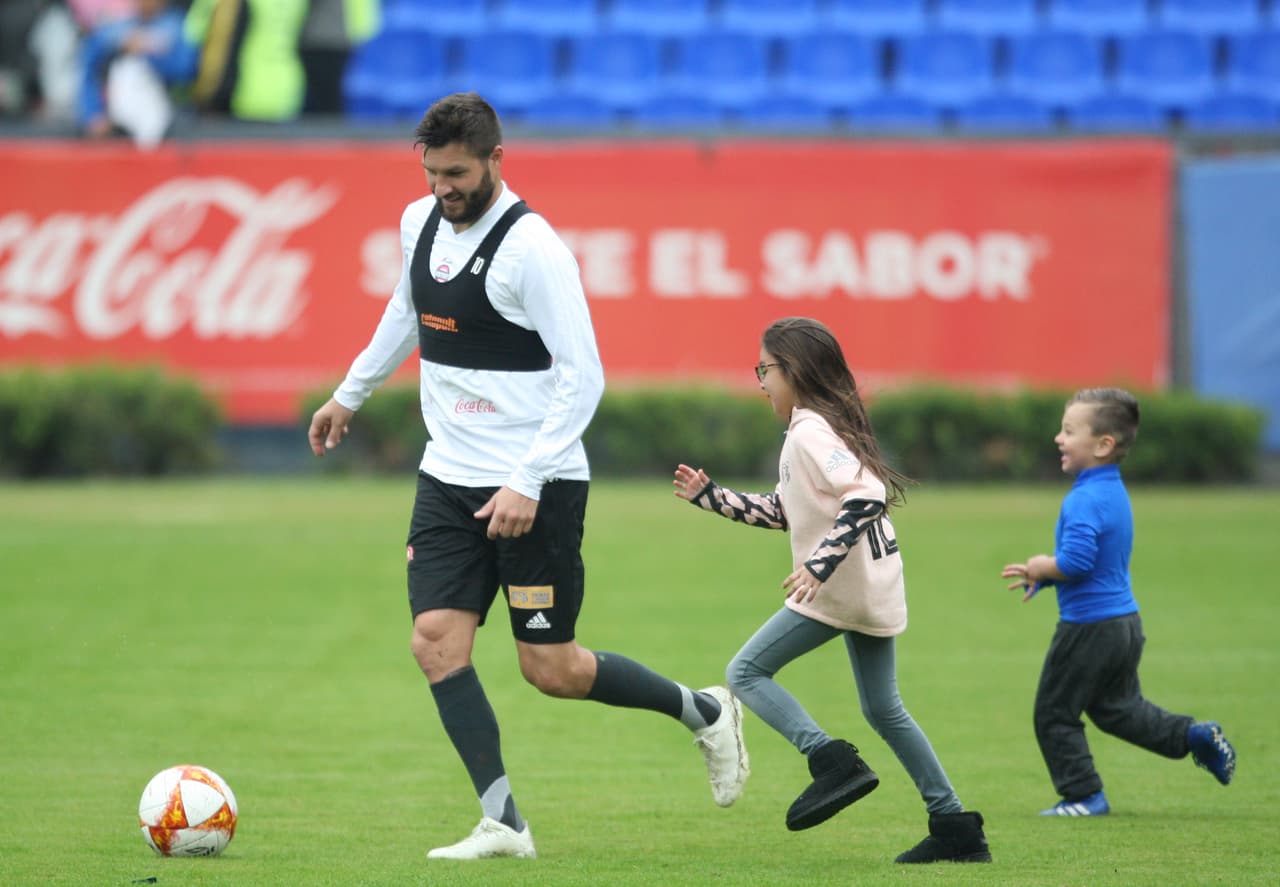 De hecho, se dio el gusto de llevar a sus hijos a su último entrenamiento frente a su público, con lo que muestra que existe una gran comodidad suya frente a los hinchas.